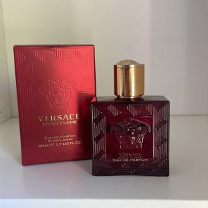 Versace Eros Flame Eau de Parfum 30ml - Versace Eros Flame Eau de Parfum i en lyxig röd glasflaska med guldigt lock och Medusa-detalj. Doften är intensiv och maskulin, perfekt för dig som vill sticka ut. Kommer i original förpackning! 