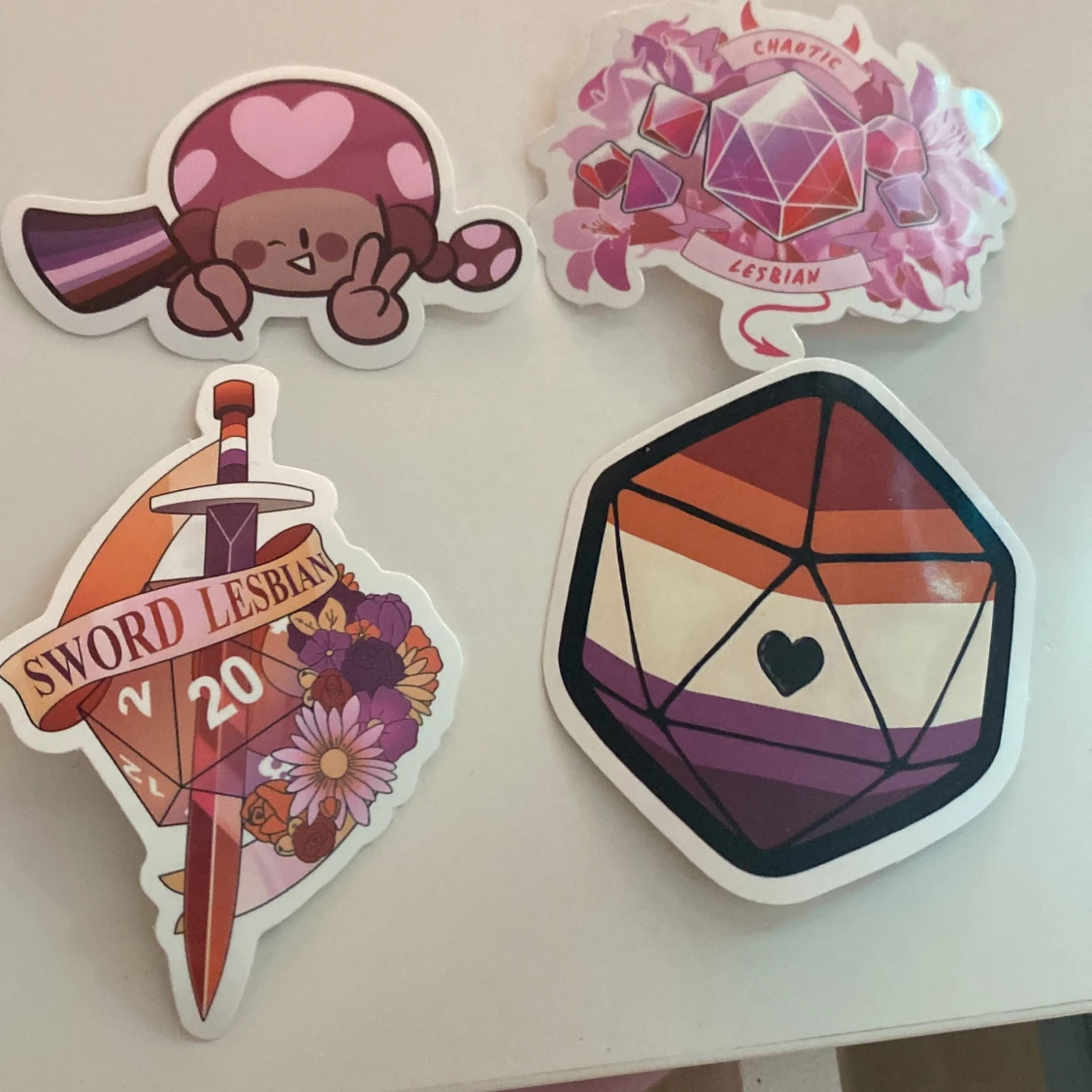 Lesbiska DnD-inspirerade klistermärken