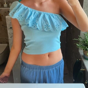 Blå topp - Så söt blå topp med volanger. Fårn zara barnavdelning men passar Xs/S