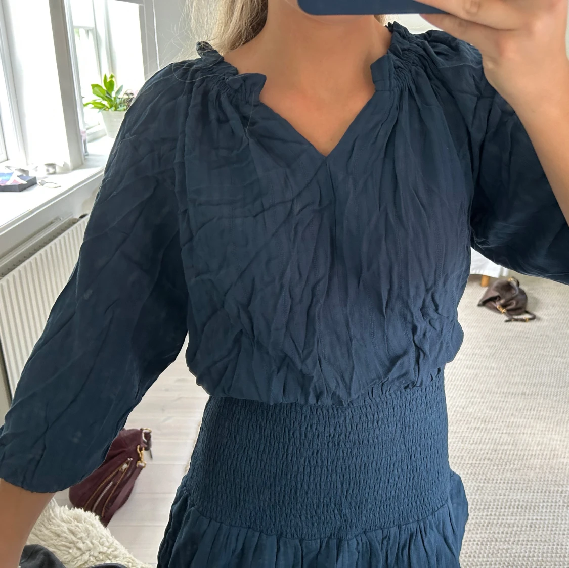 Mörkblå kortklänning med smockad midja - 1