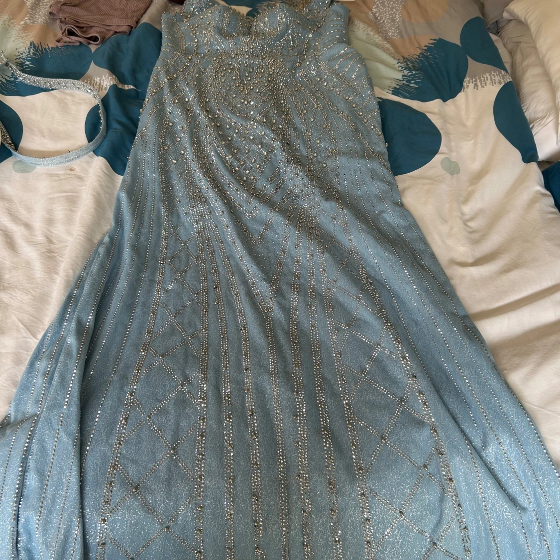 Ljusblå glittrig långklänning med pärldetaljer - 4