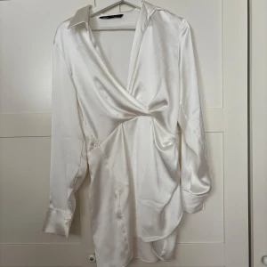 Vit satinklänning Zara - Okej skick, finns några defekter men inget som stör helheten.
