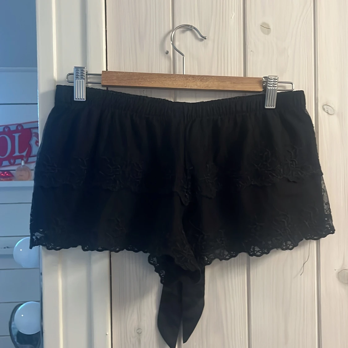 Svarta shorts med spets och knytband - 1