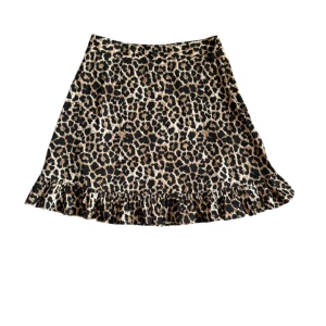 Leopard kjol - Säljer denna somriga leopard kjol då den är för liten på mig. Inget synligt slitage. Midjemått: 34 cm. Fler bilder eller frågor? Skicka dm