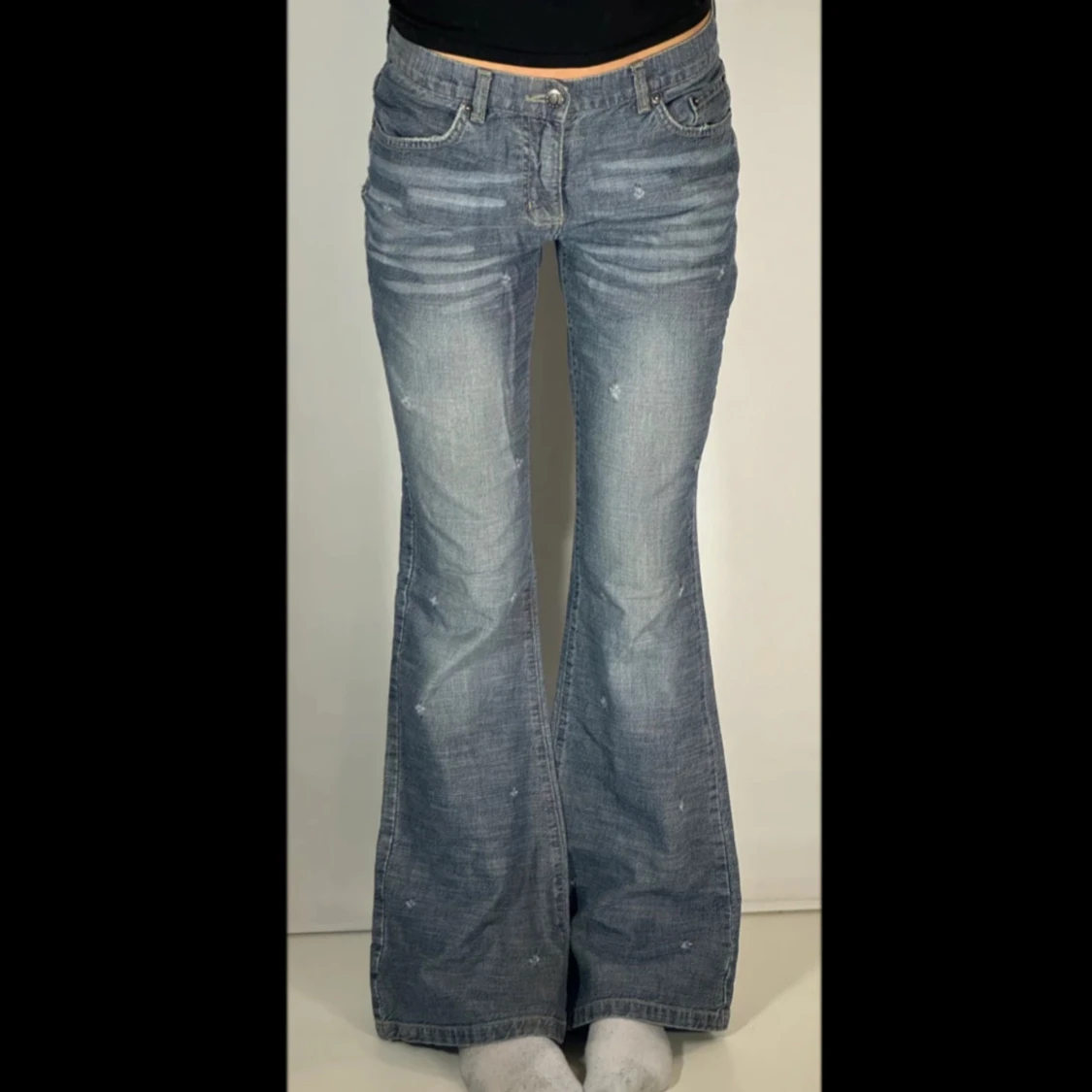Blå/gråa loose bootcut jeans med ”slitningar”