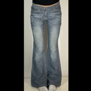 Blå/gråa loose bootcut jeans med ”slitningar” - Säljer ett par boocut jeans men ändå lite loose i midjan💓Är köpa på sidan ”Tinlesell” men passade inte mig så dessa bilder är lånade. OBS!! Eftersom jeansen var för långa så är jeansen uppklippta hos skreddare, så skriv för privata bilder om de önskas:)  Midja tvärs över: 39cm, Midjehöjd: 21 cm. 