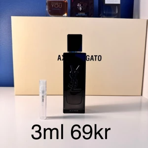 MYSLF EDP från YSL 3ml samples - En elegant parfym för herr från Yves Saint Laurent, MYSLF Eau de Parfum. Flaskan är svart med YSL-logga och rymmer en fräsch doft med inslag av citrus, vit blomma, patchouli, kryddighet, trä och sötma. Säljs i 3ml provflaska.