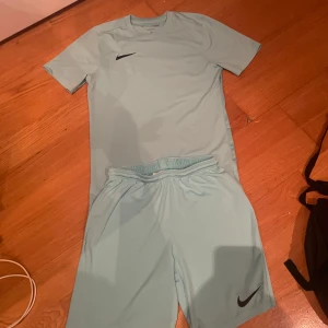 Ljusblå nike träningskläder - Hej, jag säljer dessa extremt sköna träningskläder då jag inte använder dem längre för jag har ett annat par. Skick 9/10. Skriv vid minsta fundering