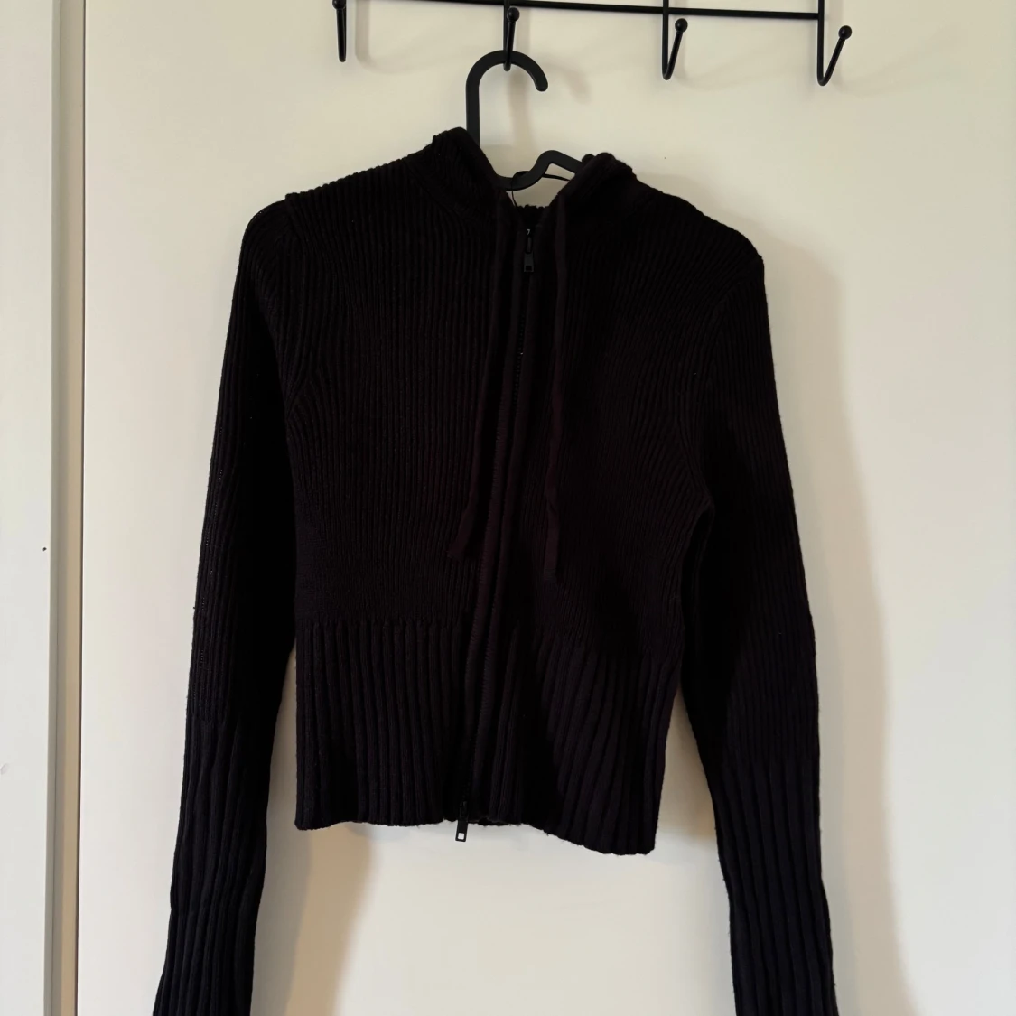 Svart croppad stickad hoodie med dragkedja - 2