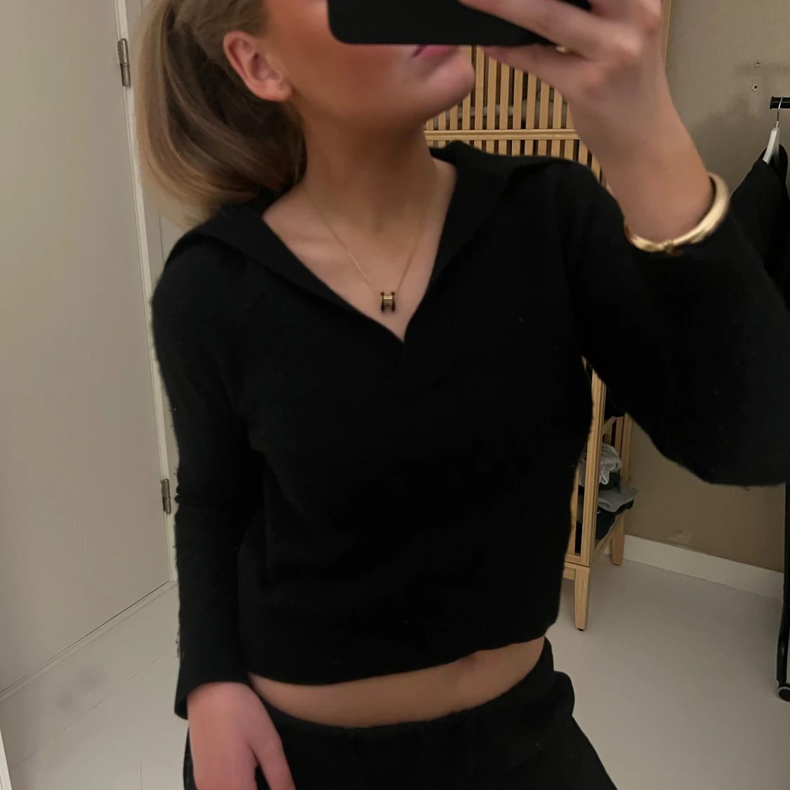 Svart croppad stickad tröja med krage