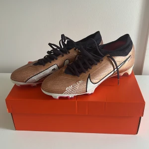 Nike mecurial vapor 15 pro FG - Mycket bra skick, lite använda på gräs (det är därför sulan är lite smutsig) säljer dem då dem inte passar mig längre, kom gärna med bud!