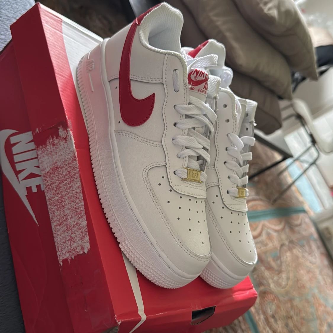 Nike Air Force 1 med röd swoosh helt oanvända pris kan diskuteras 