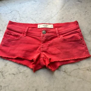 Lågmidjade shorts - Säljer ett par jättesnygga abercombie and fitch shorts! Väldigt fint skick och i storlek 25. Hör av er vid frågor!