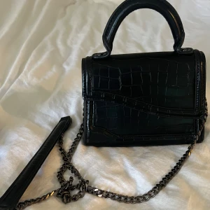 Väska - Från zara med silver kedja