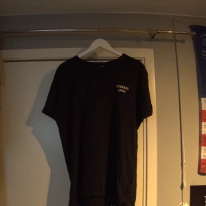 Eternal Light svart tee - Eternal Light från lager 157 "the black label collection". Storlek XL men funkar som L