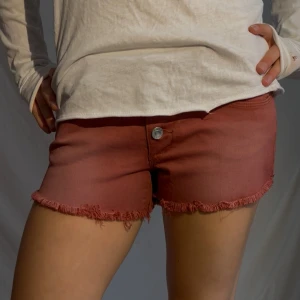 Jeansshorts - Midjemått rakt över: 39cm💘