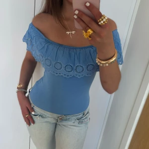 Off shoulder volang body Zara - Snygg och trendig off shoulder volang body från Zara!! Så fin i sommar. Jag är 168 och det är mina bilder, köp via köp nu direkt eller Swish, kvar tills markerad som såld 💕🌸(barnstorlek egentligen, men passar s)
