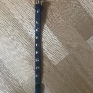 Valentino armband - Säljer ett Valentino armband som jag inte använder. Självklart äkta och pris kan diskuteras
