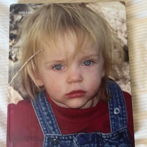 Billie Eilish - En bildrik bok om Billie Eilish, fylld med personliga foton från barndom till stjärnstatus. Perfekt för fans som vill komma närmare artisten och hennes resa, med exklusiva bilder från konserter och vardagsliv.