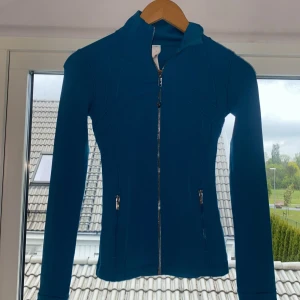 lululemon jacka (intressekoll) - helt nyyy!!! 🥹🩵 priset diskuteras i chatten så buda pååå 🥰🥰☺️☺️