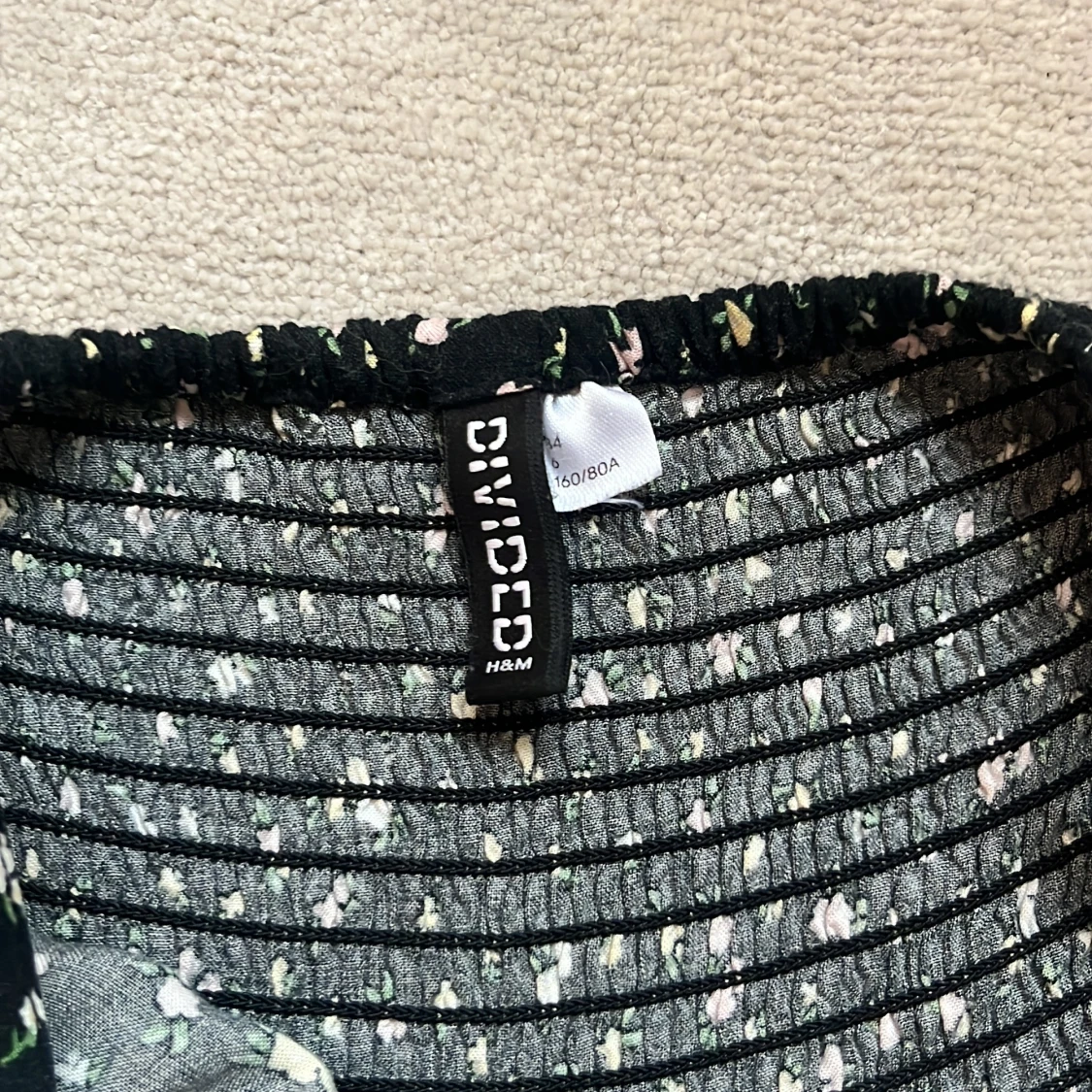 Svart blommig klänning från Divided H&M - 2