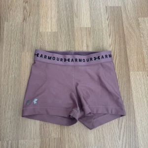 Hotpants Under Armour - Sälje träningstights/ hotpants från Under Armour. Perfekta för gymmet eller löpning, med en tight passform och stretchigt material.🩷Storlek XS. Pris 70kr