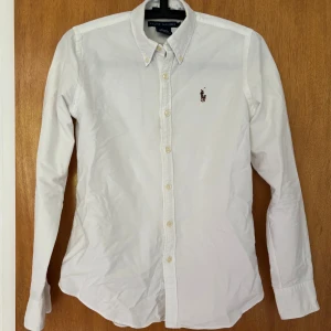 Vit skjorta från Ralph Lauren - Riktigt snygg skjorta från Ralph Lauren, plagget är alim fit modell🤩