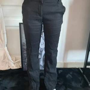 Svarta linnebyxor från Nelly - Lågmidjade nelly linnebyxor köpta förra året💕 sitter dåligt på mig för dom är förstora 💕 hör av dig vid frågor 