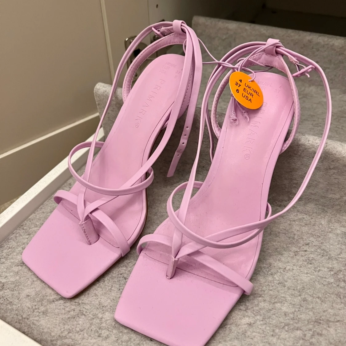 Ljuslila/rosa sandaler med snörning