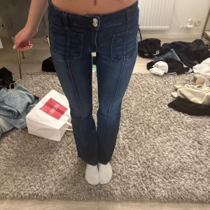 Mörkblå bootcut jeans med fickor fram - Säljer mina mörkblå jeans med fickor fram och rand. Från Gina i storlek 164-170 så ish xs/s, passar mig som brukar ha 34 i jeans. Använda fåtal gånger så superfint skick, skriv för frågor💕💕