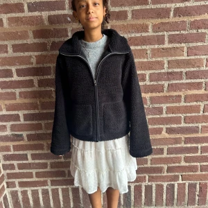 Svart teddyjacka med dragkedja från 157 - Hej jag säljer denna pga att den e för stor på mig. Jag har bara använt den en gång (kvitto finns för bevis) helt ny. Pris kan diskuteras men vi får se. Jag är 155cm lång och tog xs