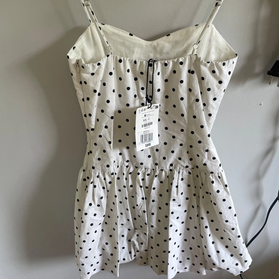 Vit prickig kortklänning med smala axelband - 2