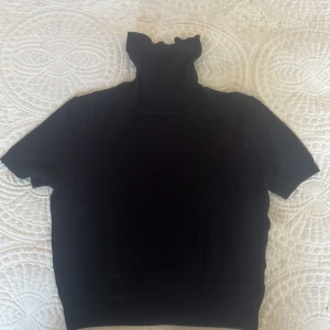 Kortärmad stickad tröja HM  - Säljer en helt oanvänd kortärmad stickad tröja från HM i storlek S, jättesnygg och användbar🌸💜 