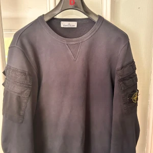 Stone Island tröja  - En snygg stone Island tröja med fickor i armarna. 