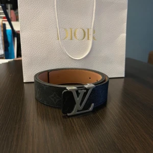 Svart bälte - Aldrig använt, pris kan diskuteras.