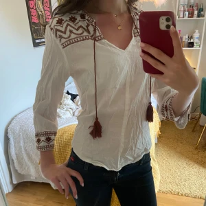 Sommartopp - Såå söt sommartopp med fina detaljer!❣️knappt använd. Storlek L men sitter som en S/M på mig som vanligtvis är S!