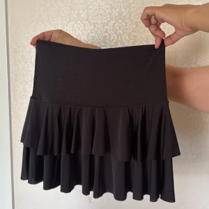 Svart volangkjol från Collusion - Supersöt volangkjol💕