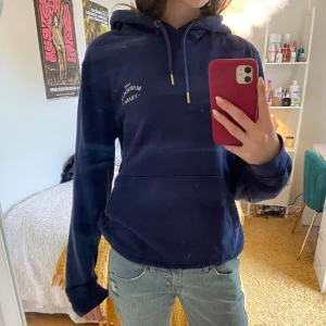 Mörkblå hoodie - Så snygg mörkblå hoodie med jättesnygg passform!😍❣️