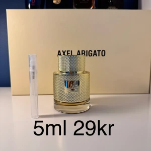 Qaa'ed parfymprov från Lattafa 5ml samples - Qaa'ed från Lattafa är en unisexparfym med varm, kryddig doftprofil. Noter av läder, kanel, oud, vanilj och amber ger en lyxig och orientalisk känsla. Säljer 5ml decant i genomskinlig sprayflaska.