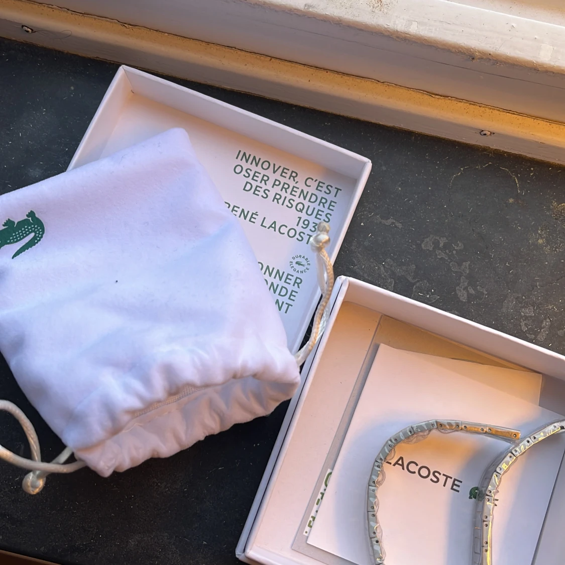 Silverfärgad armbandsklocka från Lacoste - 1