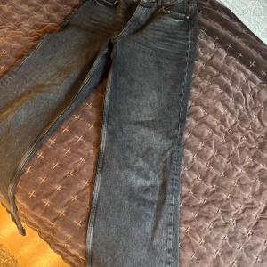 Svarta jeans från g perfect jeans - Säljer ett par svarta jeans från g perfect jeans i klassisk femficksmodell. Jeansen har raka ben och normal passform, med knapp och dragkedja framtill. Perfekta till många olika stilar och enkla att matcha med andra plagg.