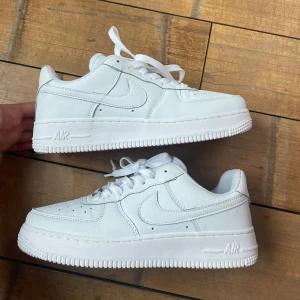 Air force 1 - Säljer mina nästintill oanvända air force 1 då de inte kommer till användning,de är i fint skick.Hör gärna av er vid funderingar 😊