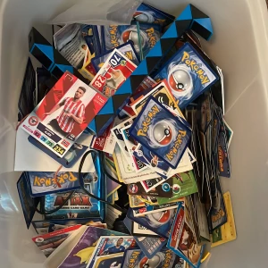 Pokémonkort och fotbollskort - blandad samling - En spännande blandning av Pokémonkort och fotbollskort! Perfekt för dig som gillar att samla, byta och spela. Upptäck klassiska Pokémon och kända fotbollsspelare i denna unika samling. Passar både nya och erfarna samlare. det är jätte många kort. Det finns olika skick på korten i samlingen.