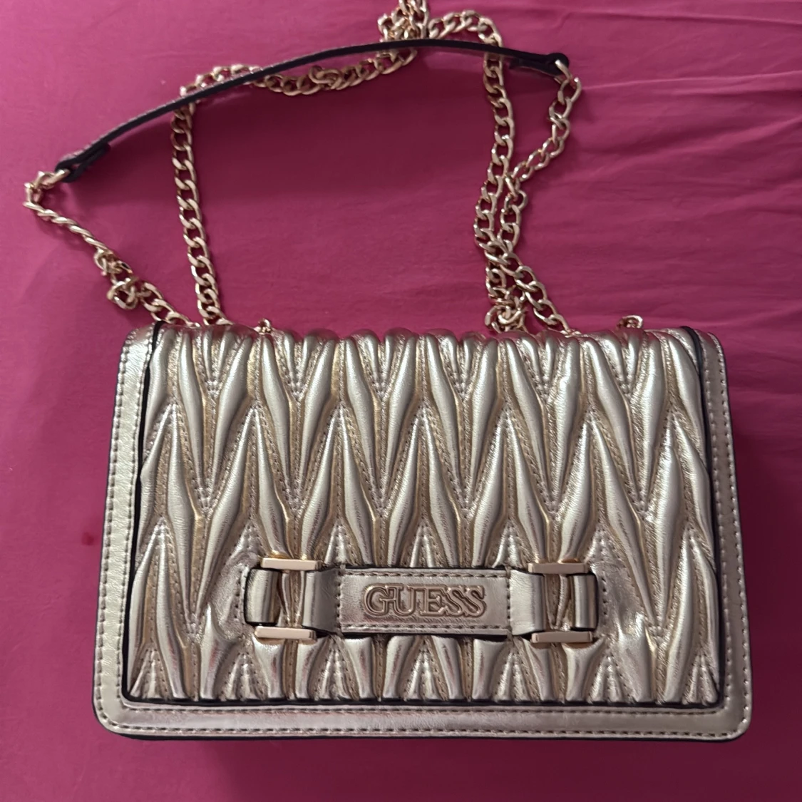 Guldig axelväska från Guess - 1