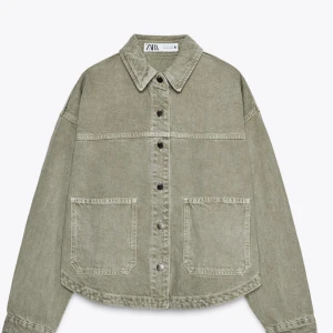 Grön manchesterjacka från Zara - Säljer en snygg grön manchesterjacka från Zara med stora framfickor och knappar framtill. Den är perfekt till sommarkvällar och är i mycket bra skick. (VA INTE RÄDDA ATT STÄLLA FRÅGOR❤️❤️)