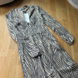 Adoore zebra  - Har alla lappar kvar och är aldrig använd, strl 34 och passar mig som vanligtvis har 34-36, modellen finns inte kvar på hemsidan + väldigt eftertraktad 😃 perfekta adoore klänningen till vardags!! 700kr