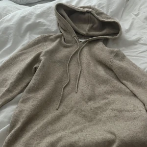 Beige stickad hoodie från VILA - Säljer en beige stickad hoodie från VILA i storlek XS.💗