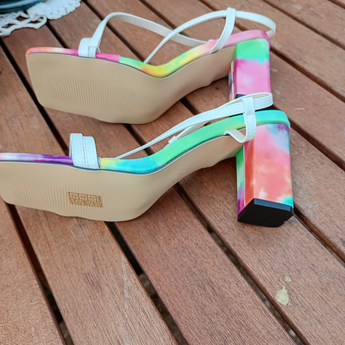 Färgglada sandaler med blockklack och vita remmar stl 42 - 4