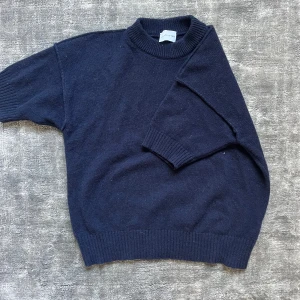 Stickad kasmhir t-shirt - Sååå fin marinblå stickad kasmhir t-shirt från arcane attaire😇😇100% kasmhir och knappt använd så väldigt bra skick!!