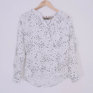 Strjärnblus från Kappahl strl S - Vit blus med svarta stjärnor på, en ficka fram. Går att göra ärmarna kortare, se bild. Bredd från ärmhåla till ärmhåla 50cm, inte stretchig. Kan ta fler bilder och mått vid intresse! 